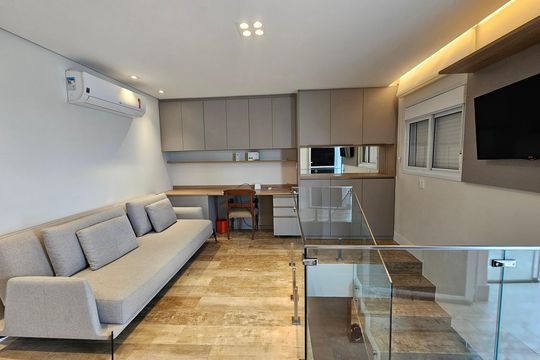 Apartamento mobiliado com 2 quartos, 1 suíte e piscina no condomínio, pronto para comprar. — Sala 2