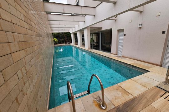 Apartamento mobiliado com 2 quartos, 1 suíte e piscina no condomínio, pronto para comprar. — Área comum - Piscina