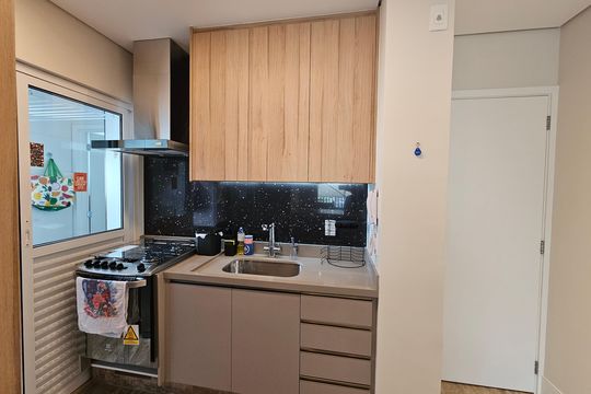 Apartamento mobiliado com 2 quartos, 1 suíte e piscina no condomínio, pronto para comprar. — Cozinha - Armários
