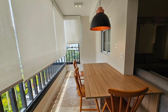 Apartamento mobiliado com 2 quartos, 1 suíte e piscina no condomínio, pronto para comprar. — Sacada