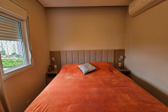Apartamento mobiliado com 2 quartos, 1 suíte e piscina no condomínio, pronto para comprar. — Suite