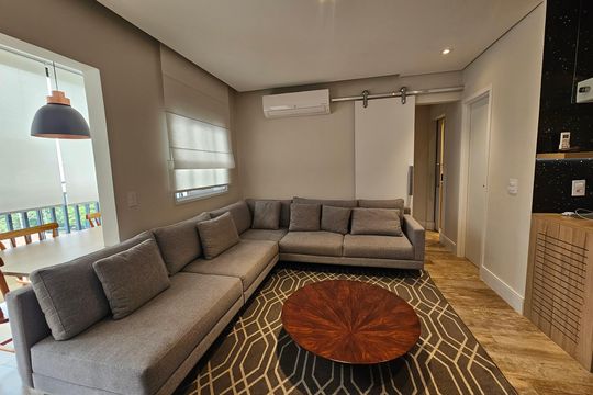 Apartamento mobiliado com 2 quartos, 1 suíte e piscina no condomínio, pronto para comprar. — Sala