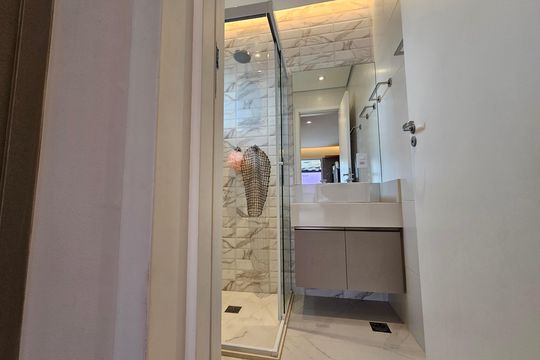 Apartamento mobiliado com 2 quartos, 1 suíte e piscina no condomínio, pronto para comprar. — Banheiro 2