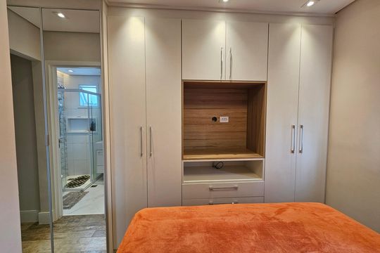 Apartamento mobiliado com 2 quartos, 1 suíte e piscina no condomínio, pronto para comprar. — Suite