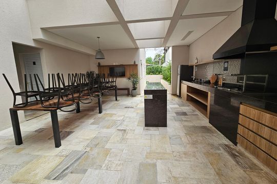 Apartamento mobiliado com 2 quartos, 1 suíte e piscina no condomínio, pronto para comprar. — Área comum - Churrasqueira