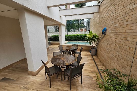 Apartamento mobiliado com 2 quartos, 1 suíte e piscina no condomínio, pronto para comprar. — Área comum
