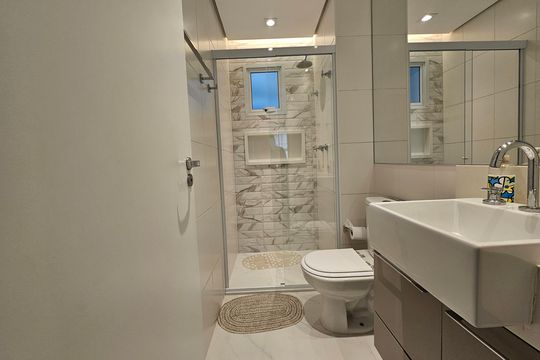 Apartamento mobiliado com 2 quartos, 1 suíte e piscina no condomínio, pronto para comprar. — Banheiro 1