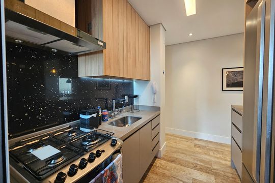 Apartamento mobiliado com 2 quartos, 1 suíte e piscina no condomínio, pronto para comprar. — Cozinha