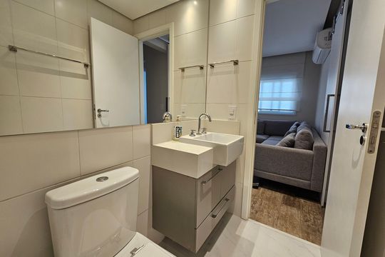 Apartamento mobiliado com 2 quartos, 1 suíte e piscina no condomínio, pronto para comprar. — Banheiro 1