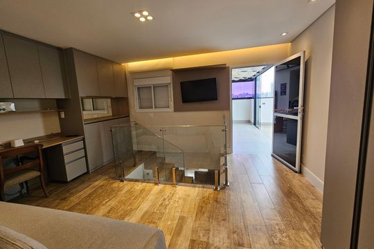 Apartamento mobiliado com 2 quartos, 1 suíte e piscina no condomínio, pronto para comprar. — Sala 2