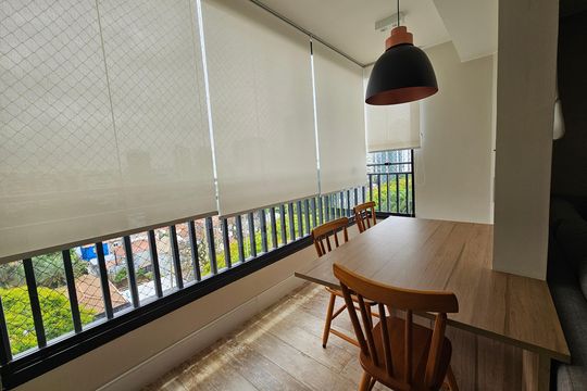 Apartamento mobiliado com 2 quartos, 1 suíte e piscina no condomínio, pronto para comprar. — Sacada