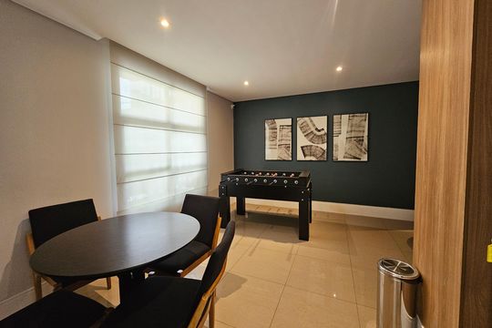 Apartamento mobiliado com 2 quartos, 1 suíte e piscina no condomínio, pronto para comprar. — Sala de Jogos
