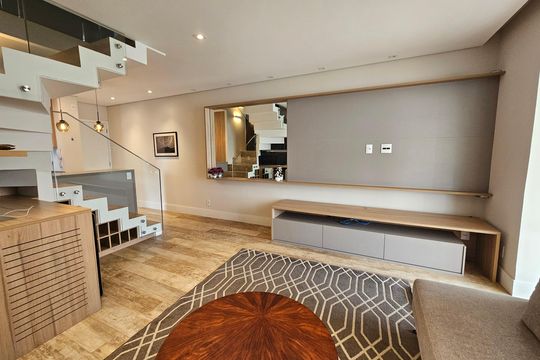 Apartamento mobiliado com 2 quartos, 1 suíte e piscina no condomínio, pronto para comprar. — Sala