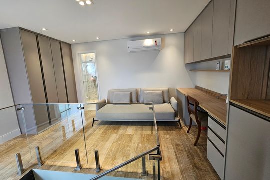 Apartamento mobiliado com 2 quartos, 1 suíte e piscina no condomínio, pronto para comprar. — Sala 2