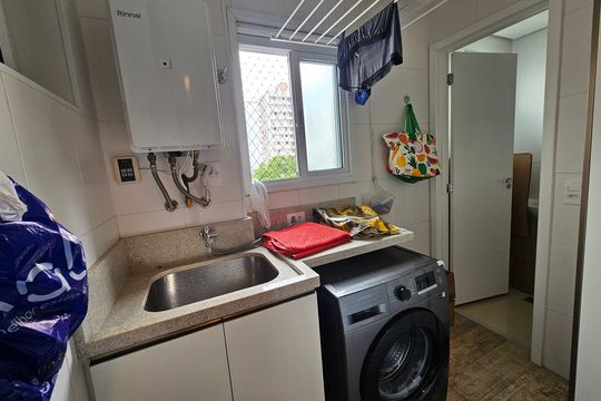 Apartamento mobiliado com 2 quartos, 1 suíte e piscina no condomínio, pronto para comprar. — Área de Serviço