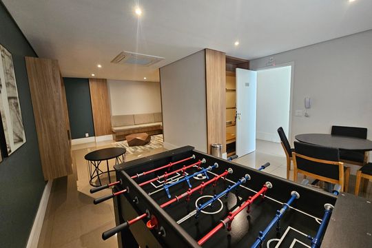 Apartamento mobiliado com 2 quartos, 1 suíte e piscina no condomínio, pronto para comprar. — Sala de Jogos
