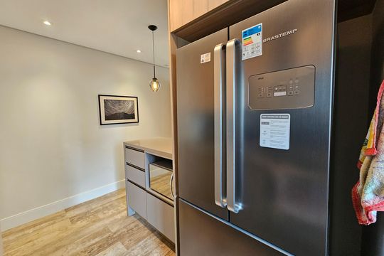 Apartamento mobiliado com 2 quartos, 1 suíte e piscina no condomínio, pronto para comprar. — Cozinha