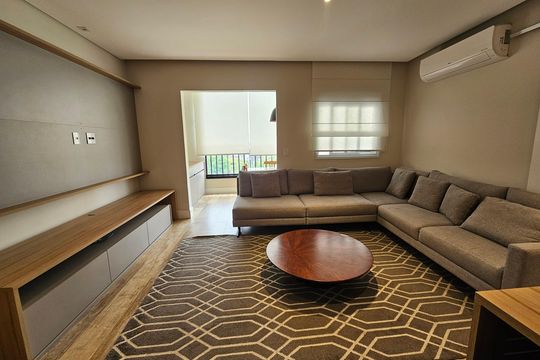 Apartamento mobiliado com 2 quartos, 1 suíte e piscina no condomínio, pronto para comprar. — Sala
