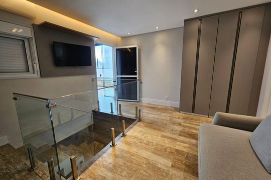 Apartamento mobiliado com 2 quartos, 1 suíte e piscina no condomínio, pronto para comprar. — Sala 2