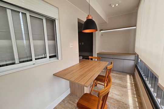 Apartamento mobiliado com 2 quartos, 1 suíte e piscina no condomínio, pronto para comprar. — Sacada