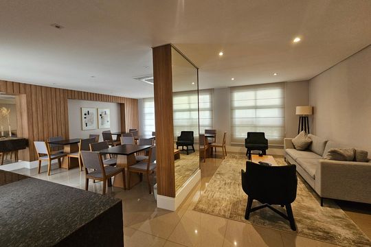 Apartamento mobiliado com 2 quartos, 1 suíte e piscina no condomínio, pronto para comprar. — Área comum - Salão de festas