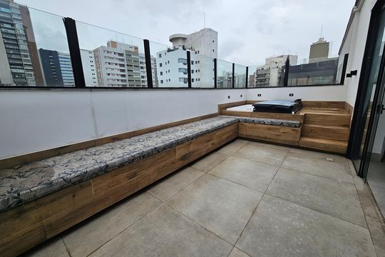 Apartamento mobiliado com 2 quartos, 1 suíte e piscina no condomínio, pronto para comprar. — Jacuzzi