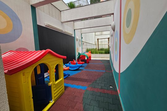 Apartamento mobiliado com 2 quartos, 1 suíte e piscina no condomínio, pronto para comprar. — Área comum - Playground