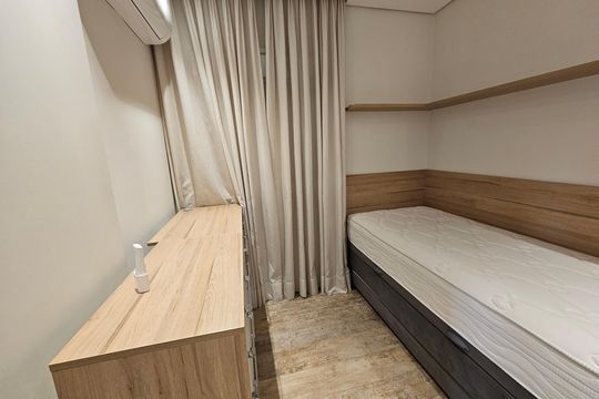 Apartamento mobiliado com 2 quartos, 1 suíte e piscina no condomínio, pronto para comprar. — Quarto