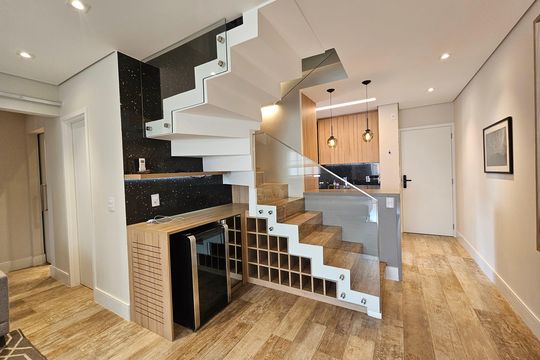 Apartamento mobiliado com 2 quartos, 1 suíte e piscina no condomínio, pronto para comprar. — Sala