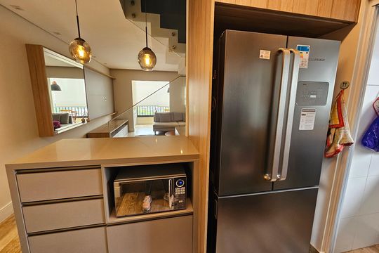 Apartamento mobiliado com 2 quartos, 1 suíte e piscina no condomínio, pronto para comprar. — Cozinha - Armários