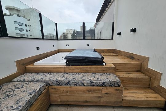 Apartamento mobiliado com 2 quartos, 1 suíte e piscina no condomínio, pronto para comprar. — Jacuzzi
