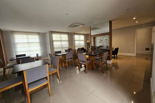 Apartamento mobiliado com 2 quartos, 1 suíte e piscina no condomínio, pronto para comprar. — Área comum - Salão de festas