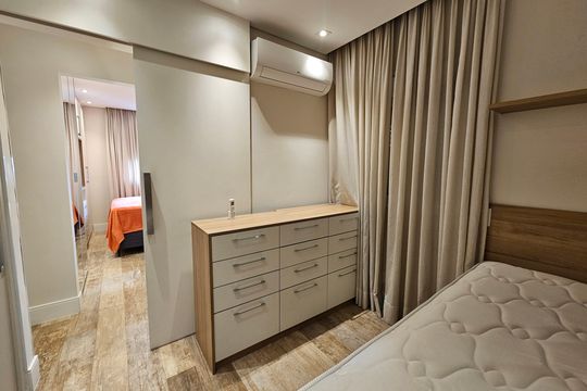 Apartamento mobiliado com 2 quartos, 1 suíte e piscina no condomínio, pronto para comprar. — Quarto