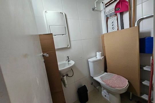 Apartamento mobiliado com 2 quartos, 1 suíte e piscina no condomínio, pronto para comprar. — Banheiro de serviço