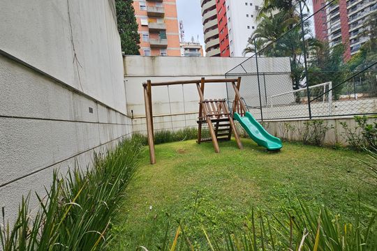 Apartamento mobiliado com 2 quartos, 1 suíte e piscina no condomínio, pronto para comprar. — Playground