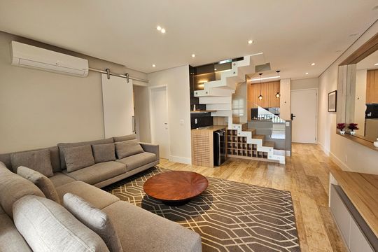 Apartamento mobiliado com 2 quartos, 1 suíte e piscina no condomínio, pronto para comprar. — foto 1