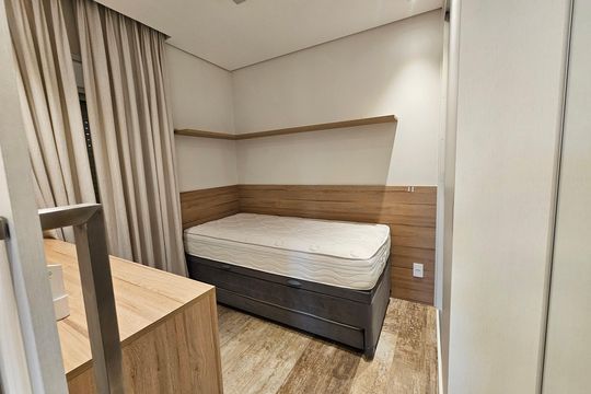 Apartamento mobiliado com 2 quartos, 1 suíte e piscina no condomínio, pronto para comprar. — Quarto