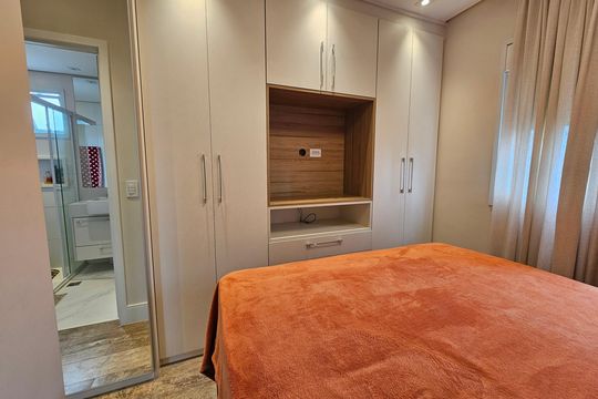 Apartamento mobiliado com 2 quartos, 1 suíte e piscina no condomínio, pronto para comprar. — Suite