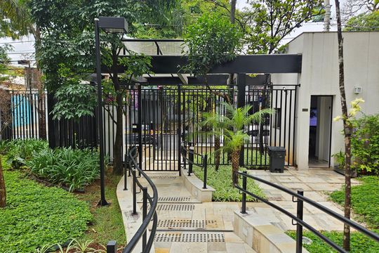 Apartamento mobiliado com 2 quartos, 1 suíte e piscina no condomínio, pronto para comprar. — Portaria