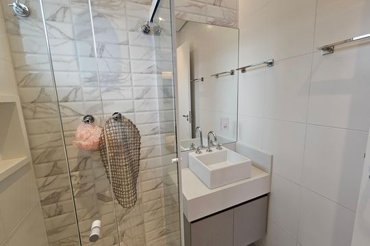Apartamento mobiliado com 2 quartos, 1 suíte e piscina no condomínio, pronto para comprar. — Banheiro 2