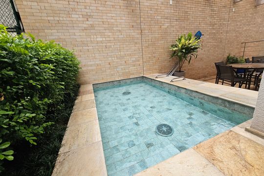 Apartamento mobiliado com 2 quartos, 1 suíte e piscina no condomínio, pronto para comprar. — Área comum - Piscina