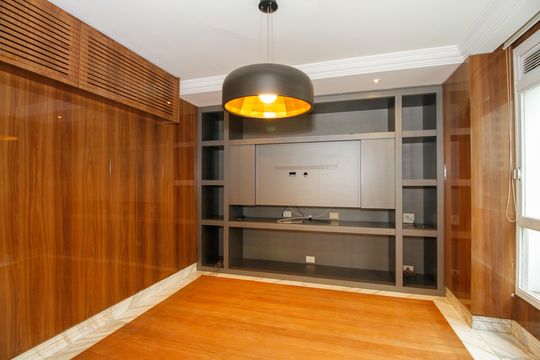 Apartamento mobiliado no Jardim Paulista com 3 suítes. Ideal para comprar e ter animais de estimação. — Sala de Tv