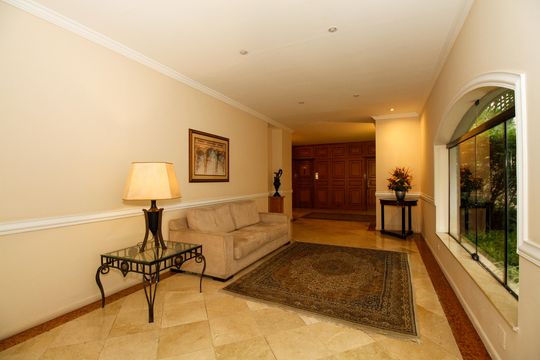 Apartamento mobiliado no Jardim Paulista com 3 suítes. Ideal para comprar e ter animais de estimação. — Hall Social