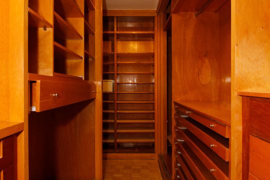 Apartamento mobiliado no Jardim Paulista com 3 suítes. Ideal para comprar e ter animais de estimação. — Closet da Suíte 1