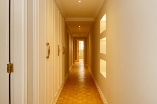 Apartamento mobiliado no Jardim Paulista com 3 suítes. Ideal para comprar e ter animais de estimação. — Corredor Área Íntima