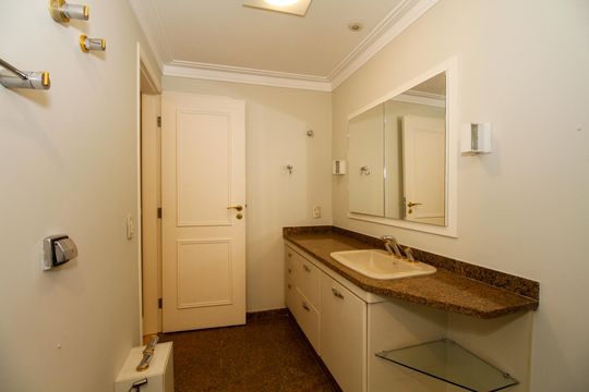Apartamento mobiliado no Jardim Paulista com 3 suítes. Ideal para comprar e ter animais de estimação. — Banheiro da Suíte 2