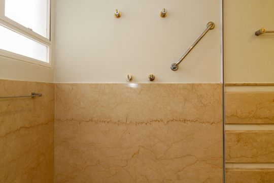 Apartamento mobiliado no Jardim Paulista com 3 suítes. Ideal para comprar e ter animais de estimação. — Banheiro da Suíte 1