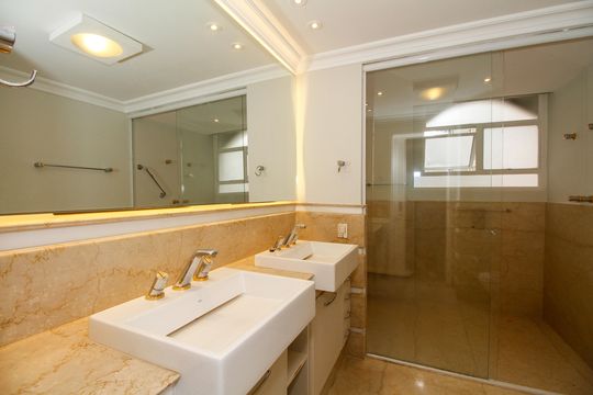 Apartamento mobiliado no Jardim Paulista com 3 suítes. Ideal para comprar e ter animais de estimação. — Banheiro da Suíte 1