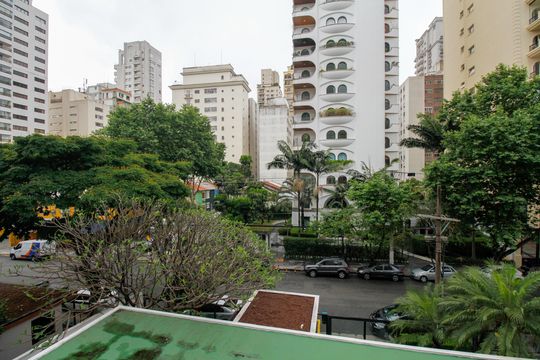 Apartamento mobiliado no Jardim Paulista com 3 suítes. Ideal para comprar e ter animais de estimação. — Vista da Sala de Estar