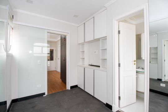 Apartamento mobiliado no Jardim Paulista com 3 suítes. Ideal para comprar e ter animais de estimação. — Quarto de Serviço